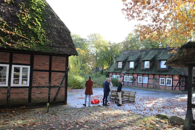Das "Josthof"-Gelände: vorne der Fachwerkbau, der zur Gastronomie wird, in der Mitte die Freifläche für den Hotel-Neubau und hinten das zu sanierende Apartmenthaus | Foto: ce