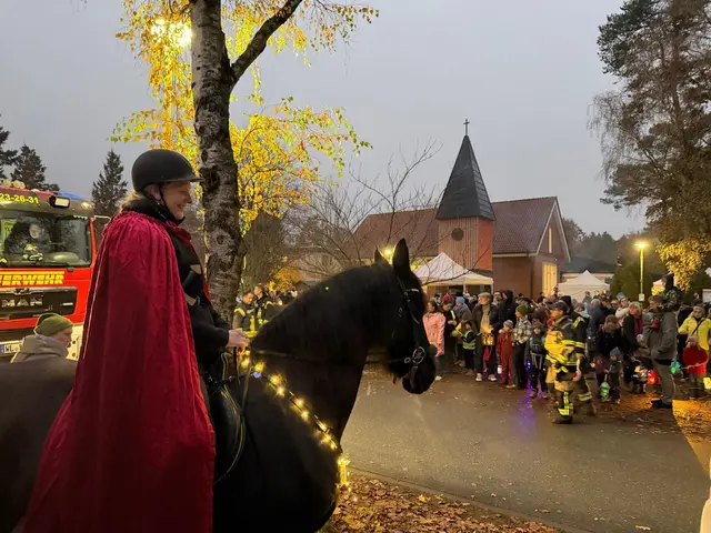 Der Abschluss des Nachmittags wird der Laternenumzug um 17 Uhr, mit dem Martins-Pferd und der Freiwilligen Feuerwehr Holm geht es durch Holm-Seppensen | Foto: evlka