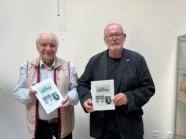 Von links: Gerhard Klußmeier und Dr. Rüdiger Articus präsentieren das neue Buch in Winsen | Foto: Stadt Winsen