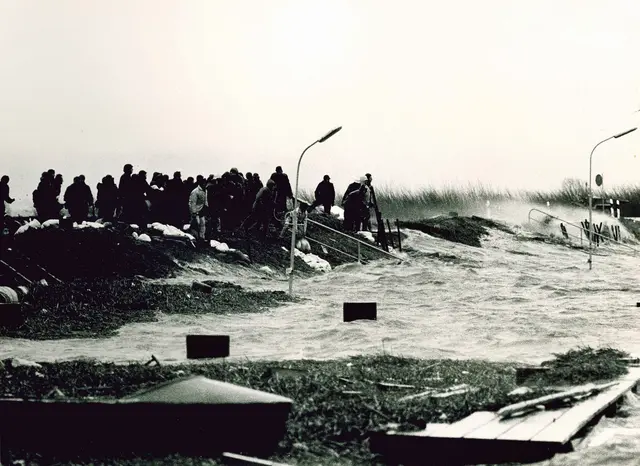 Originalaufnahmen zeigen die Wassermassen, die der Orkan „Capella“ im Januar 1976 gegen die Deiche drückte. | Foto: Ulf Lorenzen