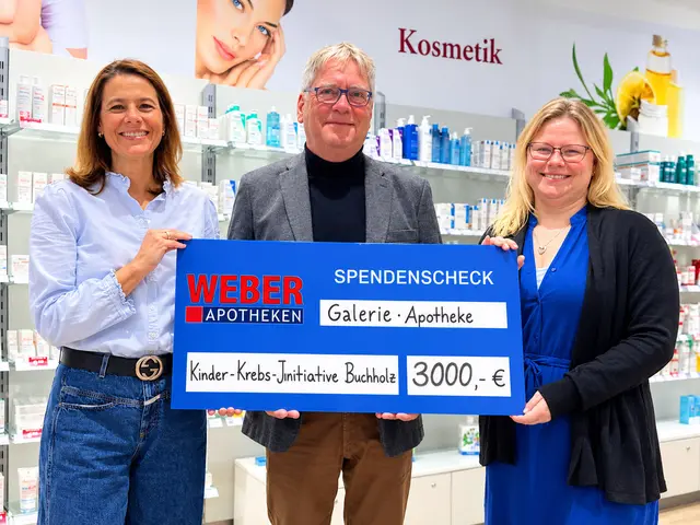 Spendenübergabe in der Galerie Apotheke (v. li.): Filialleiterin Susanne Nieswandt, KKI-Schatzmeister Thomas Hempel und Mitarbeiterin Svenja Dinse | Foto: KKI