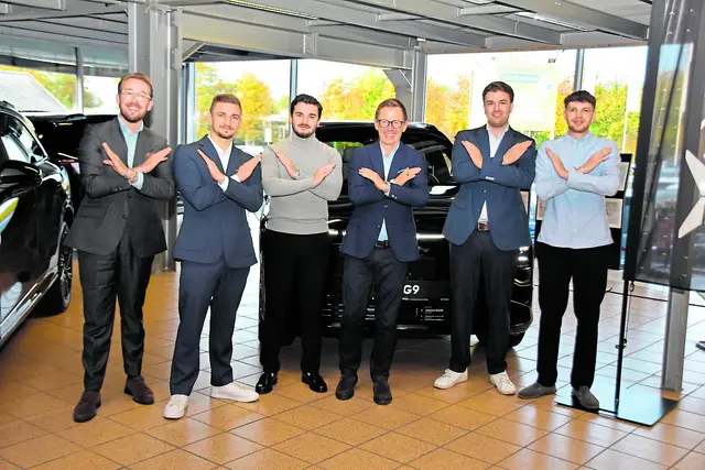 Das Team präsentiert den XPENG in Buchholz (v. li.): Finn Hanno ­Ritter (Verkaufsleiter), Eugen Lotus, Ditjon Sinani, Geschäfts­führer Oliver Bohn, Robin Gerwing und Sven Dirksen | Foto: ah
