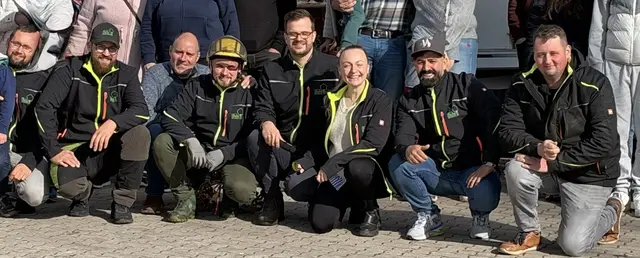 Freuten sich mit ihrem Team über die stimmungsvolle  Jubiläumsfeier: Vivien und Thomas Behr (Mitte) | Foto: Behr Baumdienst