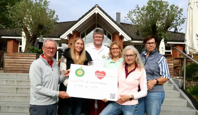 Reiner Heyme (v. li., Amigos), Katharina Koch (Hospiz Nordheide), John Snowball (Amigos), Heike Riemann (Oekumenischer Hospizdienst), Margitta Mehl und Cornelia Kröger (Buchfinken) | Foto: Christian Schleich