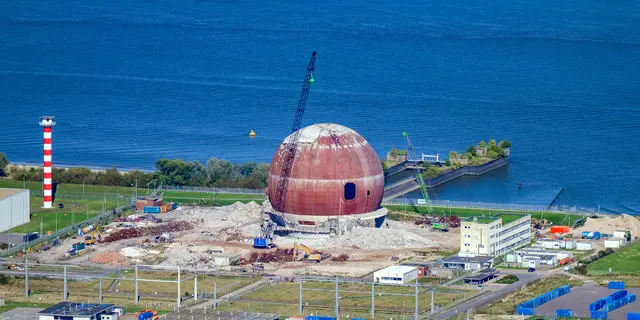 Das ehemalige AKW Stade wird derzeit abgerissen. Es steht nur noch die Innenhülle der Kuppel | Foto: Martin Elsen/nord-luftbilder.de