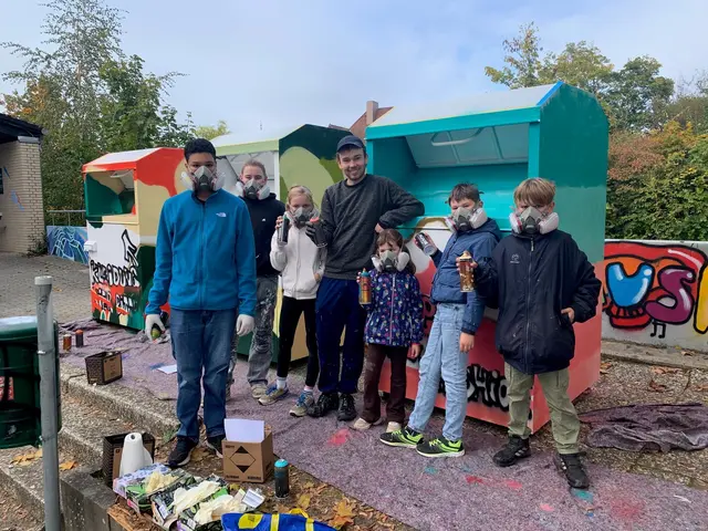 Als besonderes Projekt haben die Jugendlichen die Altkleidercontainer für die kreiseigenen Entsorgungsanlagen gestaltet | Foto: Landkreis Harburg