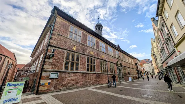 Im historischen Rathaus kommt der neue Stader Rat am Montag, 2. Nvomer, zu seiner konstituierenden Sitzung zusammen. Vorher geht es zum Gottesdienst | Foto: jd