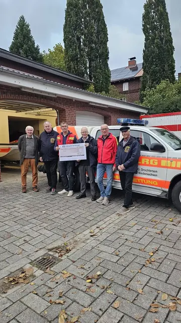 Spendenübergabe : Herbert Bruns (Lions), Wilfried Heidhoff (Lions), Jörg Wollenberg (DLRG), Dr. Albert Boehlke (Lions), Thorsten Braack (DLRG) und Dietmar Grothmann (Lions)  | Foto: ig 