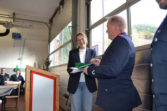 Samtgemeindebürgermeisterin Ute Kück bei der Schlüsselübergabe | Foto: Feuerwehr
