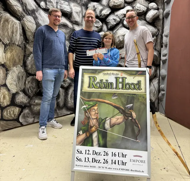 v.l.n.r.: Felix Debey (Parabol Theater), Michael, Leonie, Finn Piwecki (Parabol Theater) bei der Übergabe der Theater-Karten in der Kulisse von ROBIN HOOD