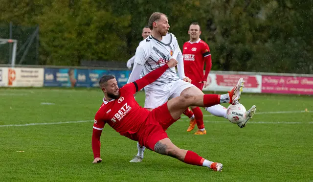 08-Angreifer Robin Tzinevrakis (rechts) wird hier von HT 16-Abwehrspieler Simeon Zahn gestoppt | Foto: ks