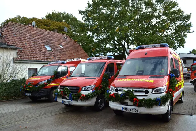 Ein Kleinlöschfahrzeug (KLF), ein Mannschaftstransportfahrzeug (MTF) und ein Einsatzleitwagen (ELW) wurden an die Feuerwehren übergeben  | Foto: Feuerwehr