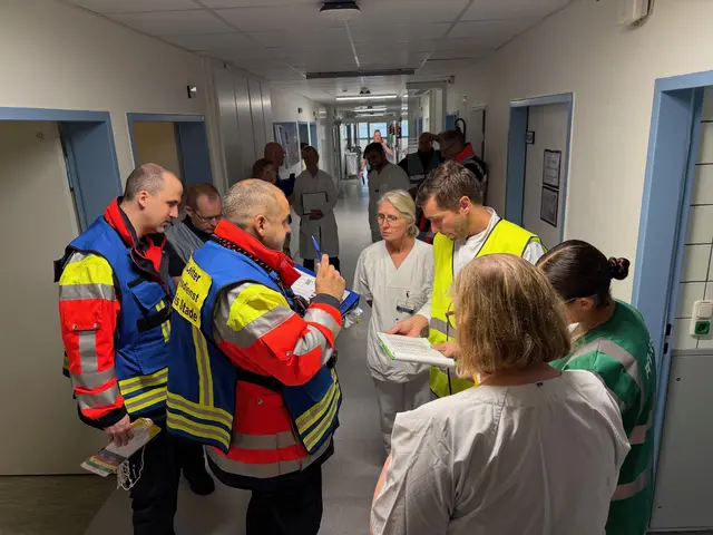  Die Evakuierung von Räumlichkeiten des Elbe Klinikums wird von Klinikpersonal und Rettungsdienst vorbereitet | Foto: Landkreis Stade / Daniel Beneke