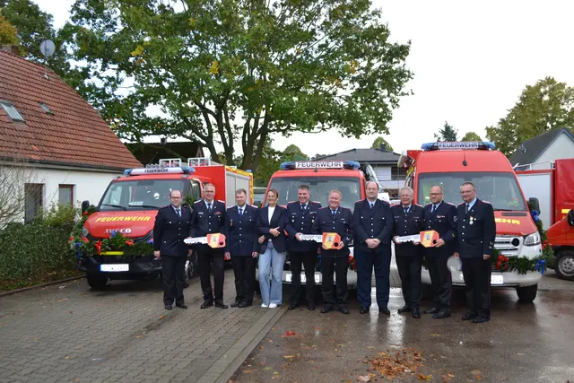 Drei neue Einsatzfahrzeuge erhielten die Feuerwehren in Bargstedt und Wangersen  | Foto: Feuerwehr