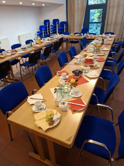 Reich gedeckte Tische im Dorfgemeinschaftshaus: 25 Senioren kamen zur Premiere der neuen Frühstücksreihe zusammen | Foto: DRK OV Stöckte