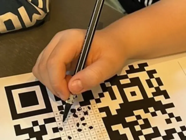 Drittklässler malen eigene QR-Codes | Foto: Wiebke Diercks