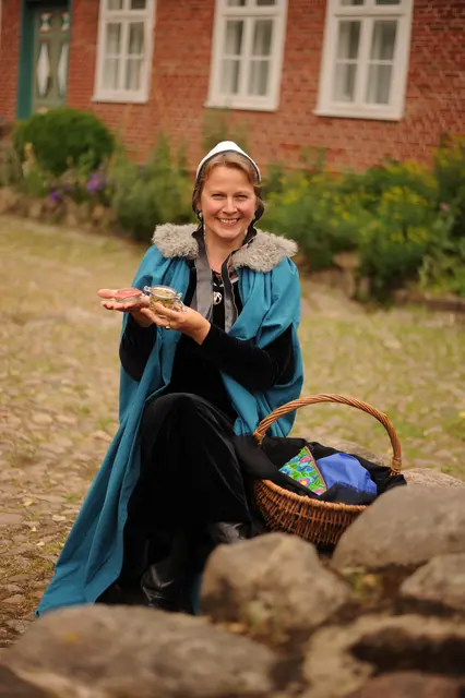 Gästeführerin Birgit Brunkhorst schlüpft in die Rolle der Klosterwitwe Armgard Bicker | Foto: Fotostudio Augenblicke