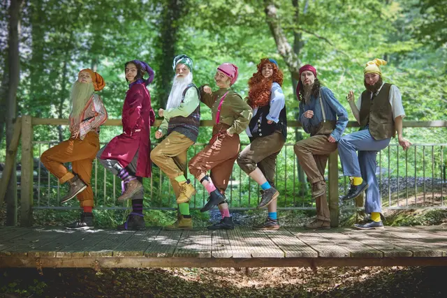 Hey Zwerge, ho Zwerge - die bunte Truppe lebt abgeschieden im Wald | Foto: Denise Gorenc