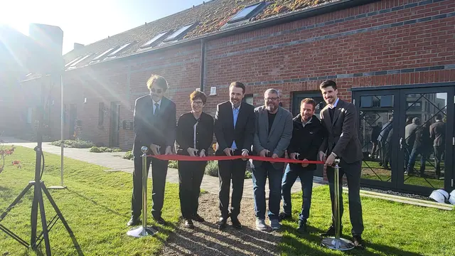 Andreas Viebrock, Katja Oldenburg-Schmidt, Dirk Viebrock, Ralf Dessel, Steffen Thurau und Lars Viebrock zerschneiden das Band