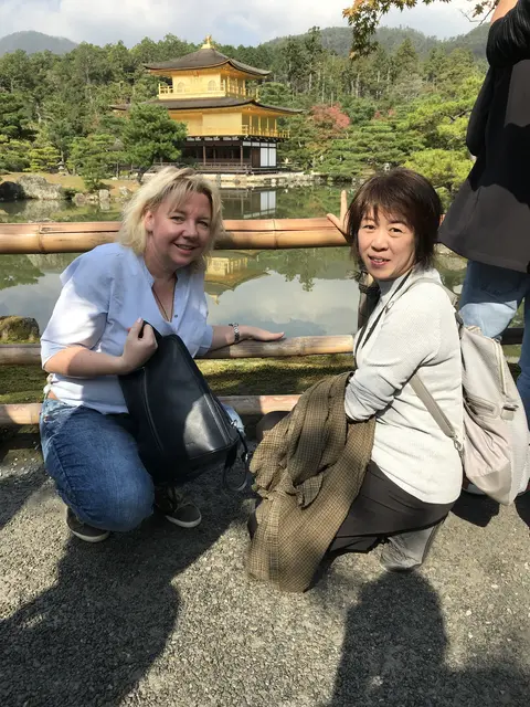 Vorsitzende des DJG Andrea Lentz mit ihrer japanischen Freundin Keiko Kuwabara vor dem Goldenen Tempel in Kyoto | Foto: Andrea Lentz