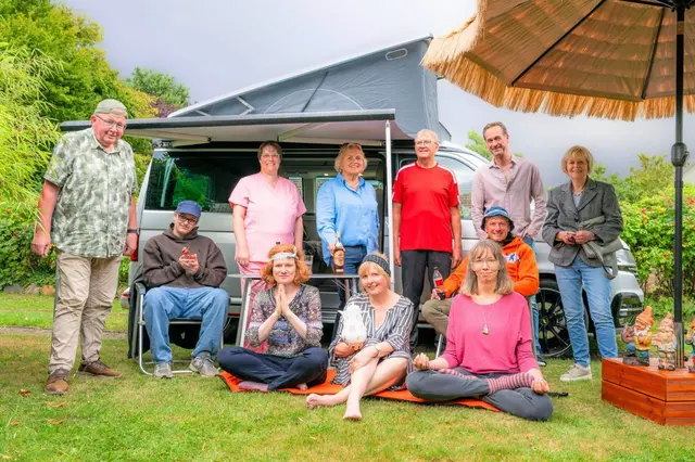 Die Luhdorfer Theatergruppe will die Zuschauer wieder gut unterhalten: (hi., v. li.) Rudolf Meyer, Mattis Bostelmann (sitzend), Melanie Kraßmann, Hilke Cordes,Heiner Meyer, Matthias Steinich, Achim Kembügler (sitzend) und Margret Riedel sowie (vorne, v. li.) Melanie Westphalen, Andrea Steinich und Steffi Bartels
 | Foto: Uwe Heine Fotografie/MTV Luhdorf-R.