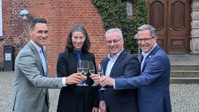 Stoßen auf die Weiterführung des Standortprojektes an (v.  li.): Matthias Reichert (Geschäftsführer der Landkreis-Wirtschaftsförderung), Dr. Dagmar Linse (stellvertretende Referatsleiterin für Chemie im niedersächsischen Wirtschaftsministerium), Stephan Engel (Standortmanager), Kai Seefried (Landrat) | Foto: jd