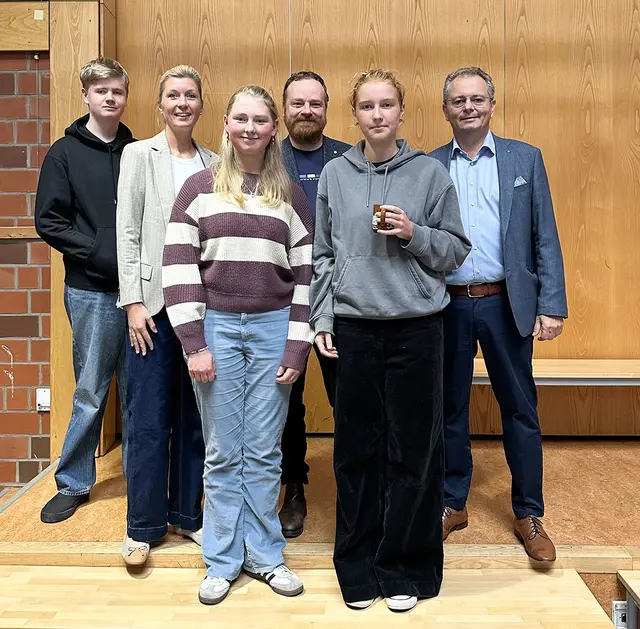 Juliane Thoms, Präventionsbeauftragte des Landkreises Harburg, Schulleiter Sebastian Moises (m.) und Lions-Präsident Stephan Schrader mit Jakop, Ella und Pauline von der Schülerzeitung der IGS | Foto: Wochenblatt