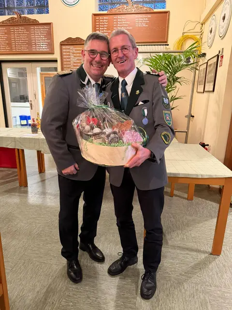 Von links: König Kevin Niblett, Sieger Königsscheibe Heinz Grützmacher | Foto: Schützenkorps Winsen