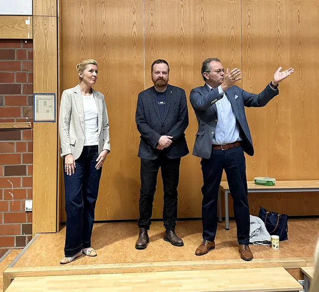 Juliane Thomas, Präventionsbeauftragte des Landkreises Harburg, Schulleiter Sebastian Moises (m.) und Lions-Präsident Stephan Schrader | Foto: Wochenblatt