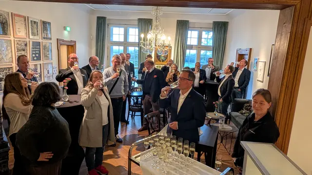 Die neue Vereinbarung wurde im Schloss Agathenburg mit einem Schluck Sekt begossen  | Foto: jd