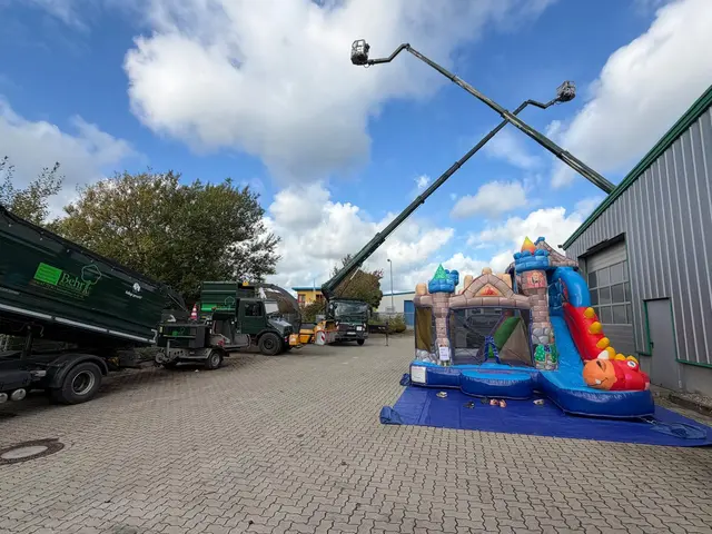 Eingangsbereich mit Maschinen, Unimog, Spalier Hubsteiger und Hüpfburg
 | Foto: Behr Baumdienst