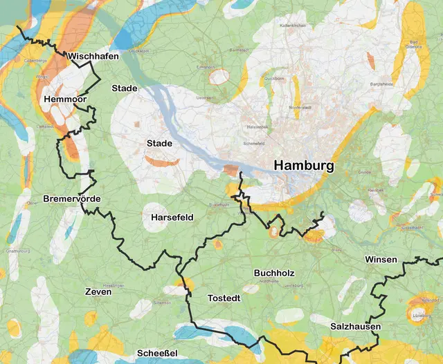 Die Karte zeigt die untersuchten Flächen in den Landkreisen Stade und Harburg. Weiter im Rennen sind die blauen Bereiche. Die grünen Bereiche gelten als "gut geeignet", werden aber nicht weiter untersucht. Gelb und orange gelten als nicht geeignet. Weiße Flächen wurden von Anfang an ausgeschlossen | Foto: BGE/OpenStreetMap/jd