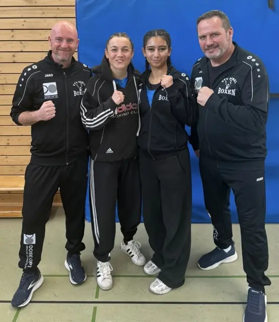 Waldemar Klauser, Lena Büchner, Lara Alahmad, Heino Steinert, freuen sich über den Sieg | Foto: Heino Steinert