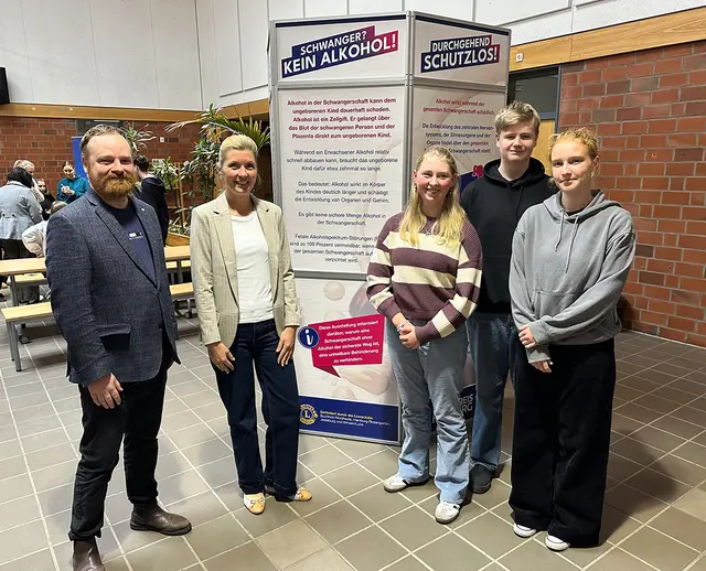 Schulleiter Sebastian Moises mit Juliane Thoms, Präventionsbeauftragte des Landkreises Harburg, und Jakop, Ella und Pauline von der Schülerzeitung der IGS | Foto: Wochenblatt