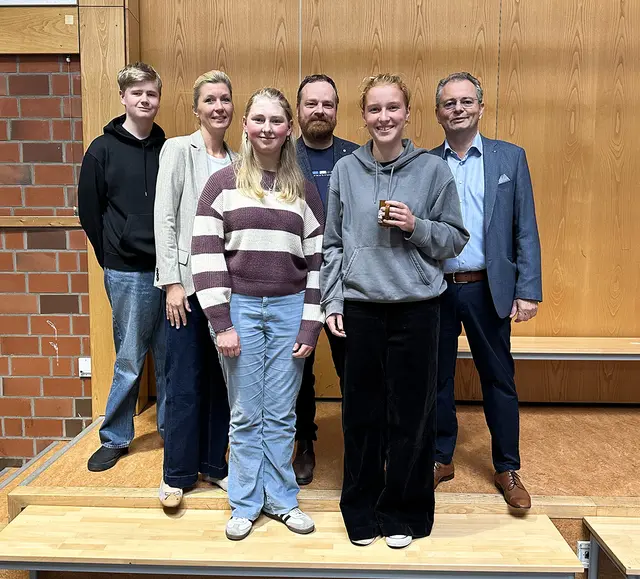 Juliane Thoms, Präventionsbeauftragte des Landkreises Harburg, Schulleiter Sebastian Moises (m.) und Lions-Präsident Stephan Schrader mit Jakop, Ella und Pauline von der Schülerzeitung der IGS | Foto: WOCHENBLATT