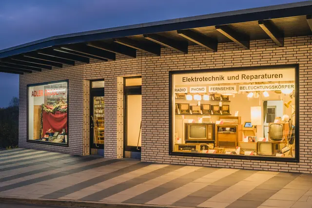 Ein Kontrast: Mit zunehmender Verbreitung der Elektrizität auf dem Land erleuchteten die Schaufenster wie in der Königsberger Straße des Museums, die die 1950er- bis 70er-Jahre zeigt.  | Foto: FLMK