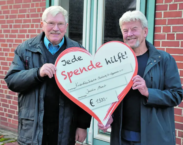 Joachim Maack (li.) spendete 1.500 Euro an die KinderKrebsInitiative Buchholz. Udo Pagenkämper, Vorstand der KKI, nahm den Betrag entgegen | Foto: Axel-Holger Haase