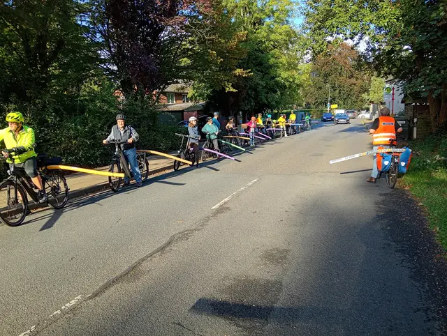 Die Poolnudeln an den Fahrrädern veranschaulichten den Autofahrern den beim Überholen einzuhaltenden Sicherheitsabstand | Foto: Heidi Hübbe