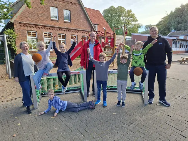 Freuen sich über die neuen Fußballtore (hinten von links): Die Klassensprecherinnen und Klassensprecher mit Schulleiterin Ulrike Janssen, Jochen Lindemann (Jugendstiftung der Sparkasse Harburg-Buxtehude) und Niko Wiegmann (Vorsitzender des Schulvereins) | Foto: Sparkasse Harburg-Buxtehude