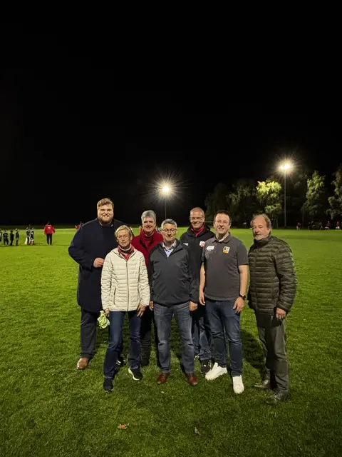 Freuen sich über die neue LED-Flutlichtanlage beim TSV Stelle (von links): Jannik Stuhr, Antje Koch, Sabine Heddendorp, Stefan Bültemann, Holger Rehwinkel, Sebastian Lühr und Bürgermeister Robert Isernhagen | Foto: TSV Stelle