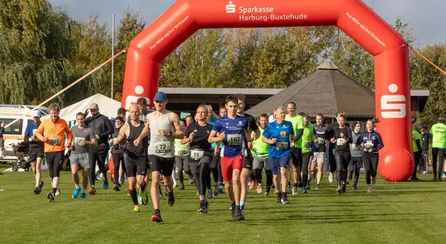 53 Läufer und Läuferinnen gingen über die 10,6-Kilometer-Strecke an den Start. Am Ende war Paul Magnus Tonecker (Nummer 182) als erster Läufer im Ziel | Foto: ks