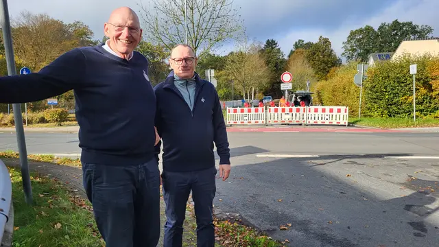 Michael Oehlrich (li.) und Michael Frohreich konnten nur bedingt über die spontane Sperrung des Seppenser Mühlenweges lachen | Foto: sh