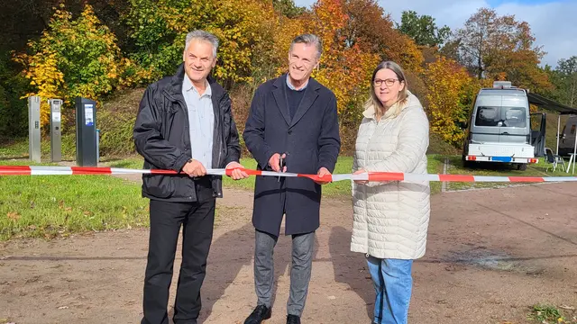 Sie eröffneten offiziell den Wohnmobil-Stellplatz: Matthias Krohn (v. li., Verkehrsbehörde Stadt Buchholz), Bürgermeister Jan-Hendrik Röhse und Sylvia Müller (Sweco GmbH vom Leader-Regionalmanagement) | Foto: sh