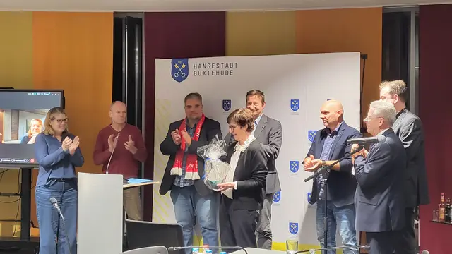Die Franktionsvorsitzenden ehren die scheidende Bürgermeisterin Katja Oldenburg-Schmidt mit Applaus und einem Geschenk