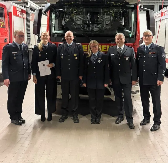 Von links Christian Dederke, Cinja Riemer, Klaus Allerding, Daniela Schröder, den stellvertretenden Abschnittsleiter Elbe Jan Elvers und den stellvertretenden Stadtbrandmeister Jens-Peter Wreide | Foto: Feuerwehr Winsen
