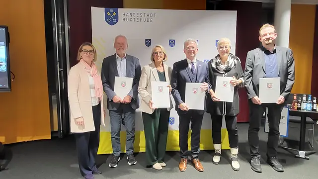 Marina Karnatz (v. li.) ehrte Jochen Dammann, Arnhild Biesenbach, Christian Krüger, Petra Möhle und Nick Freudenthal