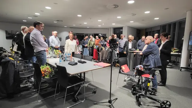 Standing Ovations für Robert Kamprad (rechts am Rednerpult)