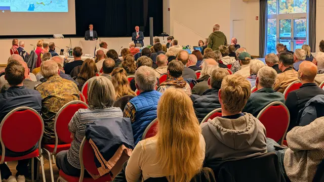 Rund 150 Zuschauer verfolgten die Debatte des Bau- und Planungsausschusses in der Winsener Stadthalle zur Windenergie | Foto: Jan Filter