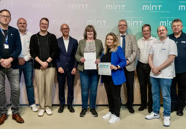 Die IGS Hollenstedt hat am 1. Oktober die Zertifizierung als MINT:freundliche Schule in Wolfsburg entgegen genommen | Foto: IGS Hollenstedt