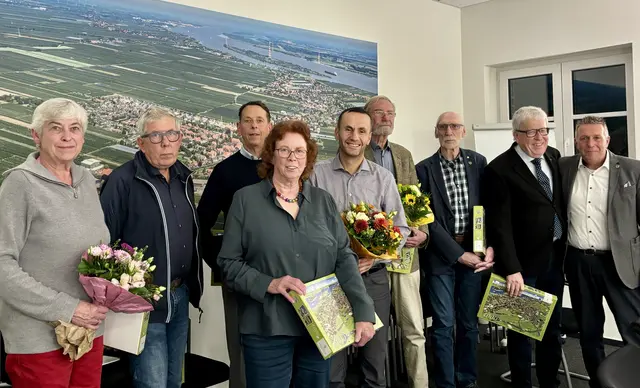Ein Wimmelpuzzle als Dankeschön: Samtgemeindebürgermeister Timo Gerke (re.) verabschiedete die ausscheidenden Ratsmitglieder und würdigte ihren teils jahrzehntelangen ehrenamtlichen Einsatz für die Samtgemeinde Lühe | Foto: SG Lühe